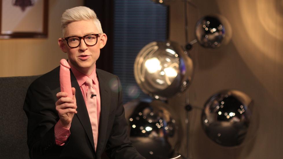 BYR P� SEG SELV: Programleder Emil Thorup er ikke redd for � fortelle om egne erfaringer i sexprogrammet �Sexministeriet�. Her med en avst�pning av sin egen penis, visstnok.
Foto: Dansk Radio