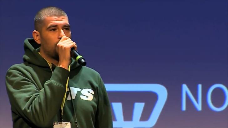 VITSET OM VOLDTEKT: Under Nordiske Mediedager vitset NRK-programlederen Leo Ajkic om voldtekt under en debatt for ungdom. Det har skapt sterke reaksjoner. Her fra scenen. FOTO: NORDISKE MEDIEDAGER