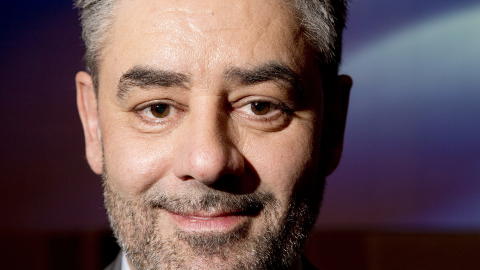 MOURINHO: Kenneth Fredheim setter sine fem kroner p� Mourinho. Foto: Terje Bendiksby / NTB scanpix