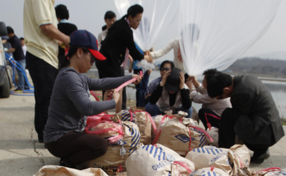 SJOKOLADE FRA HIMMELEN: S�rkoreanere pakker sjokoladekjeks for � undergrave regimet i nord. Foto: Reuters / NTB Scanpix