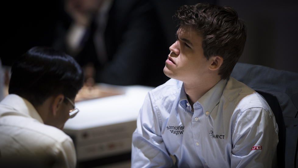 SKJ�NNER SKUFFELSEN: Verdensmester Vishy Anand forst�r at Magnus Carlsen er skuffet over � m�tte spille VM-kampen i India. I g�r endte kampen mellom de to med remis i innledningen av Norway Chess. Foto: Kent Skibstad / NTB scanpix