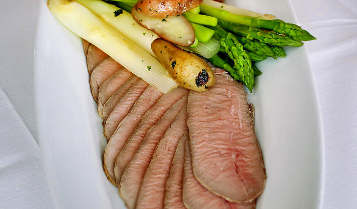 ROASTBIFF: Det er ikke mye festmat som er s� realt som en hjemmelaget roastbiff. Her har Brimi brukt kalvekj�tt. Foto: METTE M�LLER