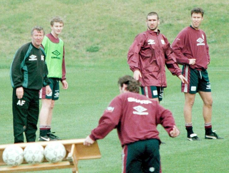 TRENING: Ferguson (t.v.) sammen med Ole Gunnar Solkj�r (i vest), Eric Cantona (nummer to fra h�yre) og Ronny Johnsen (t.h.) p� trening. Foto: Aleksander Nordahl / NTB Scanpix