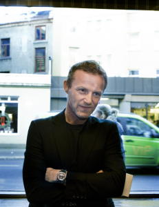 Jo Nesb� dediserer �Politi� til sin avd�de bror