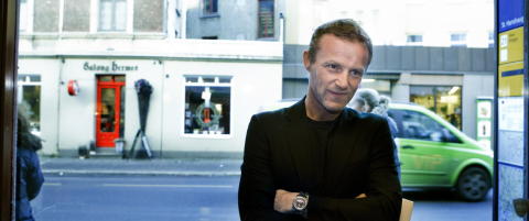 Jo Nesb� dediserer �Politi� til sin avd�de bror