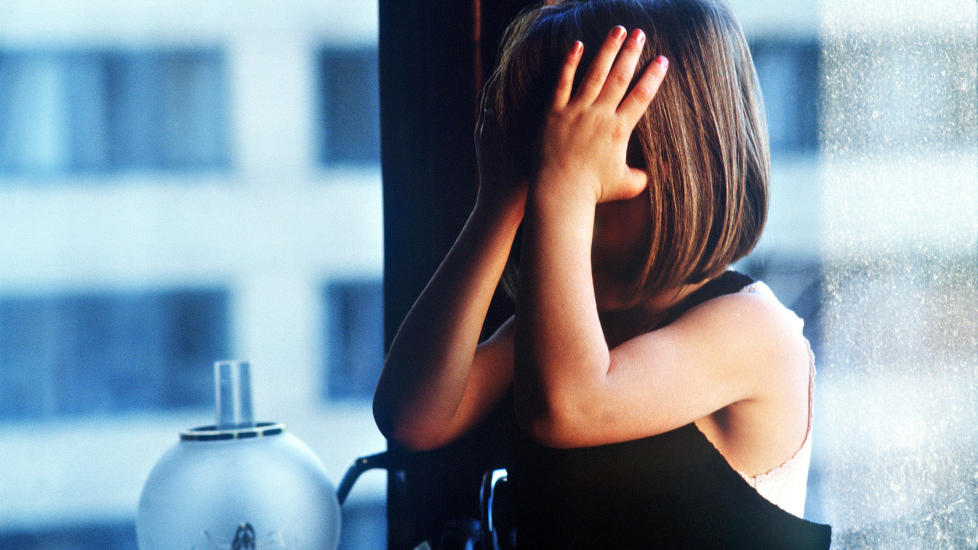 M�TTE KLARE SEG SELV:  Jeg var den jenta som ofte kom for seint p� skolen, og som ble ertet fordi jeg luktet piss. Sannheten var at jeg selv m�tte s�rge for � komme meg opp om morgenen, skriver kronikkforfatteren. Illustrasjonsfoto: Solveig Vikene / NTB Scanpix