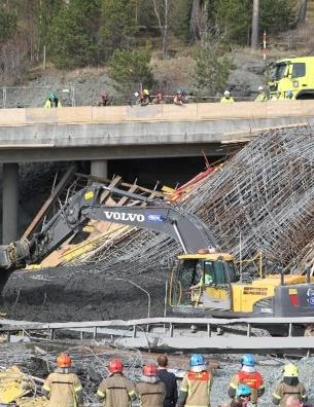 - Vet ikke hvor mange som er fastklemt i bilen