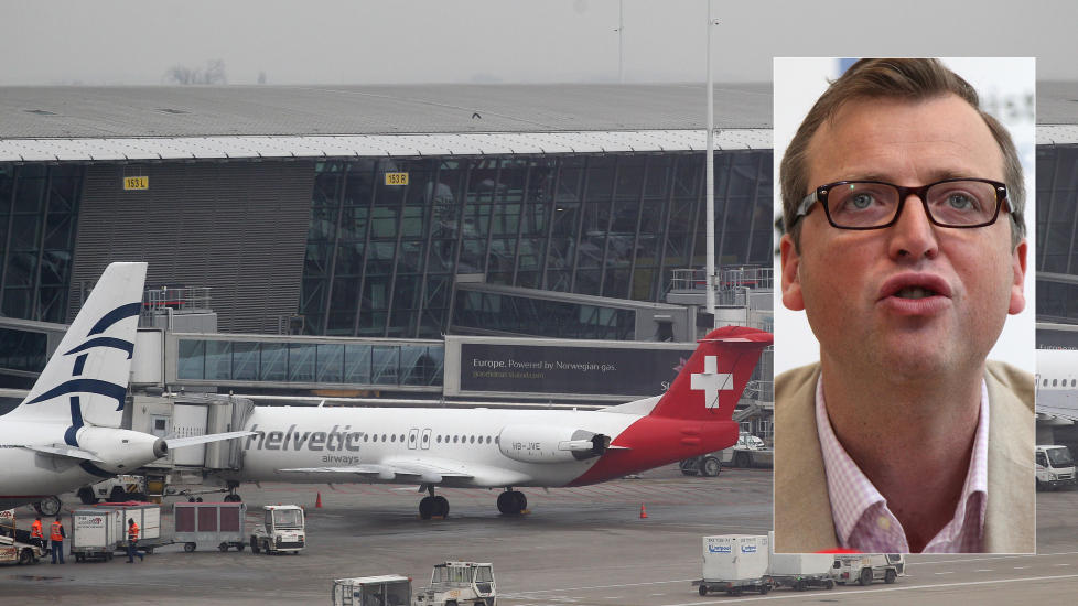 Politiets talsmann, Jean-Marc Meilleur (innfelt) forteller hvordan politiet har jobba for � p�gripe 33 menn som alle mistenkes for � ha tatt del i diamantranet ved en flyplass i Belgia i februar i �r. Foto: AP / Yves Logghe / NTB Scanpix