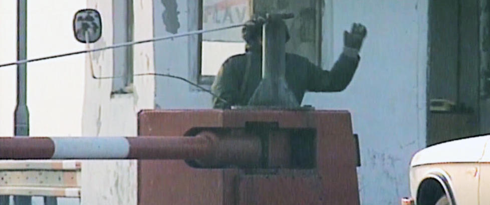 Ble stoppet p� Checkpoint Charlie av DDR-soldater, men greide likevel � r�mme fra �st-Berlin