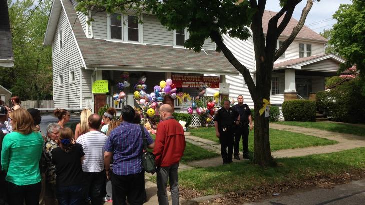 HOS S�STEREN: Amanda Berry skulle egentlig gi en uttalelse til pressen, men til slutt kom s�steren ut fra huset hun bor i og ga en kort uttalelse. Foto: Vegard Kristiansen Kvaale