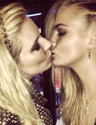 Kom i likt antrekk p� stjernegalla - s� klinte  de til