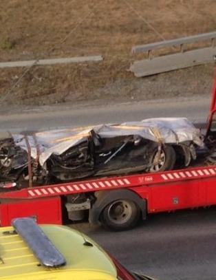 Her fraktes bilen bort fra ulykkestedet