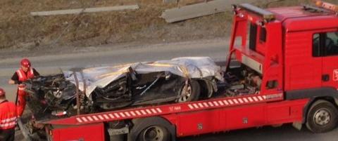 Her fraktes bilen bort fra ulykkestedet