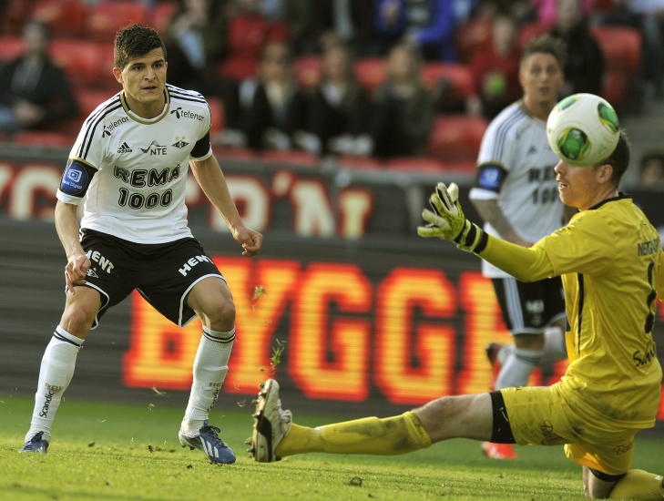 HER ENDER RAIDET: Her styrer Tarik Elyounoussi inn 2-0-m�let for RBK i g�r. Han hadde imidlertid egentlig tenkt til � skyte med venstrebeinet. Foto: Ned Alley / NTB Scanpix
