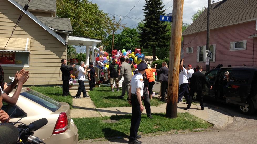 JUBEL: Flere hundre personer er samlet utenfor huset hvor Gina DeJesus' familie bor i Cleveland, for � f� med seg den n� 23 �r gamle kvinnens retur til huset hun bodde i f�r hun ble kidnappet i 2004. Foto: Vegard Kvaale / Dagbladet