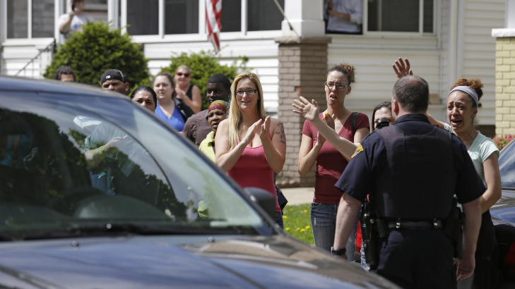 GLEDEST�RER: Hundrevis av personer har sammen med pressen m�tt opp for � �nske Gina DeJesus velkommen hjem, etter ni �r i fangenskap. Foto: NTB Scanpix