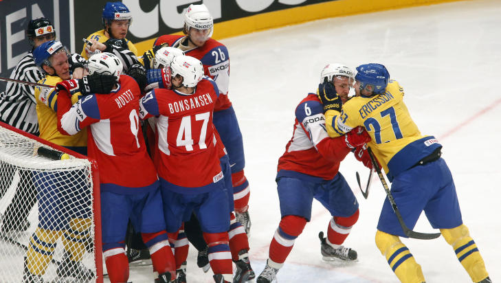 AMPERT: Det ble ampert mellom Norge og Sverige under kampen i kveld. Foto: Reuters / Arnd Wiegmann / NTB Scanpix