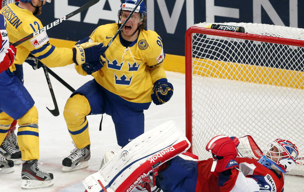 BLE FOR STERKE: Svenskene ble for sterke p� hjemmebane, og vant til slutt 5-1. Her feirer Andreas Jamtin med lagkamerat Fredrik Pettersson etter � ha scoret p� Lars Haugen. Foto: Reuters / Arnd Wiegmann / NTB Scanpix