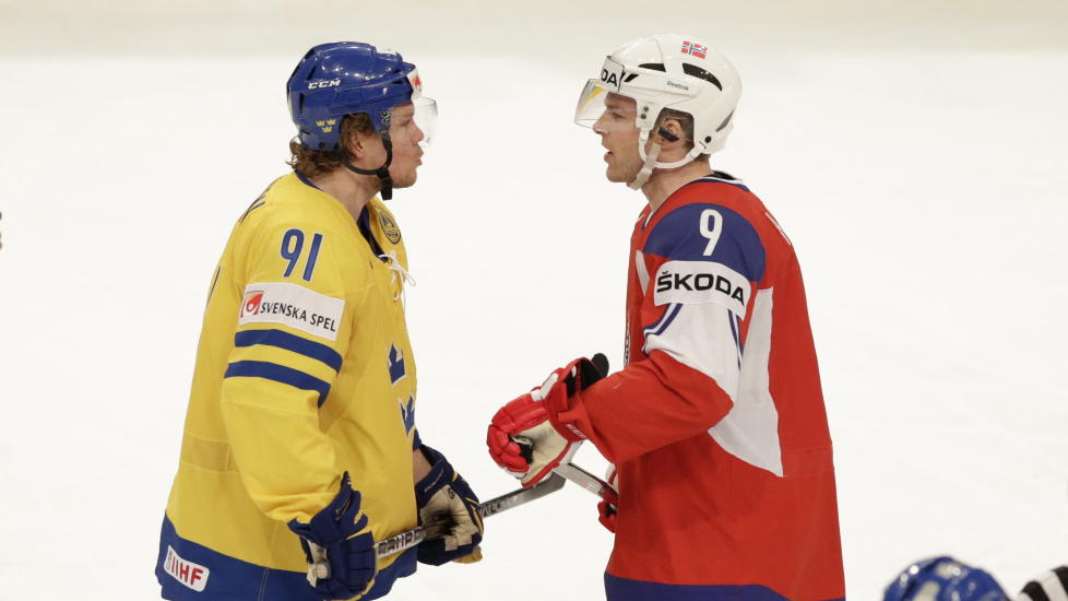 MUNNHUGGERI: Marius Holtet (t.h.) var oppgitt etter utvisningen som kom da han selv ble hektet. Her er han i krangel med Sveriges Andreas Jamtin. Foto: H�kon Mosvold Larsen / NTB scanpix