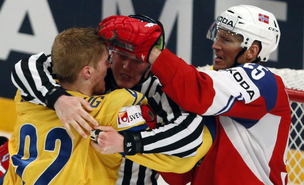 FYSISK KAMP: Ole-Kristian Tollefsen (t.h.) sto opp mot svenskene i onsdagens kamp. Her er han i krangel med Gabriel Landeskog. Etter tapet sa han Norge kan vinne de tre siste gruppespillkampene og bli klare for kvartfinalen. Foto: Arnd Wiegmann / Reuters / NTB Scanpix