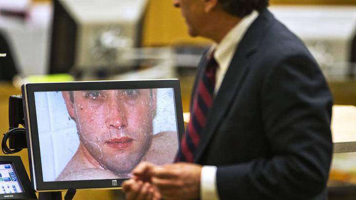 I DUSJEN: Travis Alexander ble funnet drept i dusjen. Like f�r ekskj�resten drepte ham tok hun bilder av ham i mens han dusjer. Her sp�r aktor Juan Martineza om bildene hun tok like f�r Travis ble drept. Foto: REUTERS/Tom Tingle/The Arizona Republic/Pool/NTBScanpix