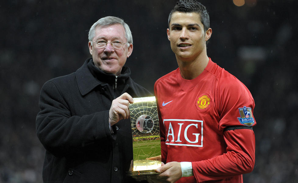 GODT FORHOLD: Alex Ferguson og Cristiano Ronaldo har hele tiden hatt et sv�rt godt forhold. N� melder engelske medier at United jobber med � hente portugiseren tilbake til Old Trafford. Foto: AFP / ANDREW YATES / NTB Scanpix