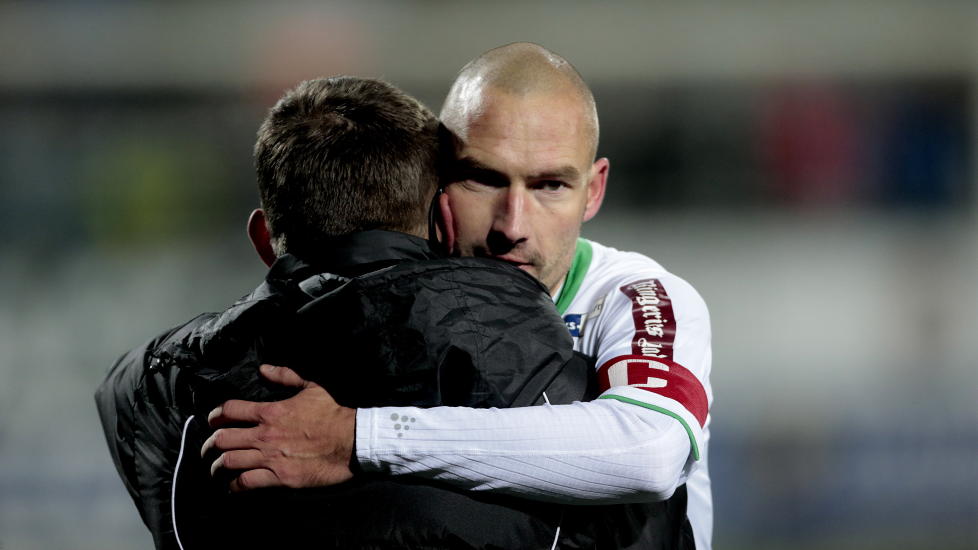 GIR SEG: H�nefoss-kaptein Frode Lafton legger opp p� grunn av et tr�blete kne. Her etter at klubben reddet plassen i Tippeligaen i fjor. Foto: Stian Lysberg Solum / NTB Scanpix