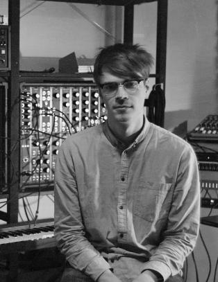 En mann og hans synth