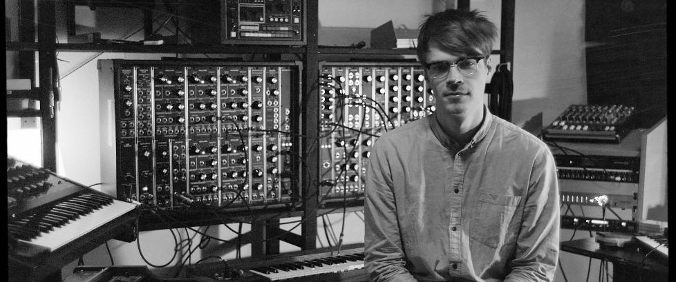 En mann og hans synth