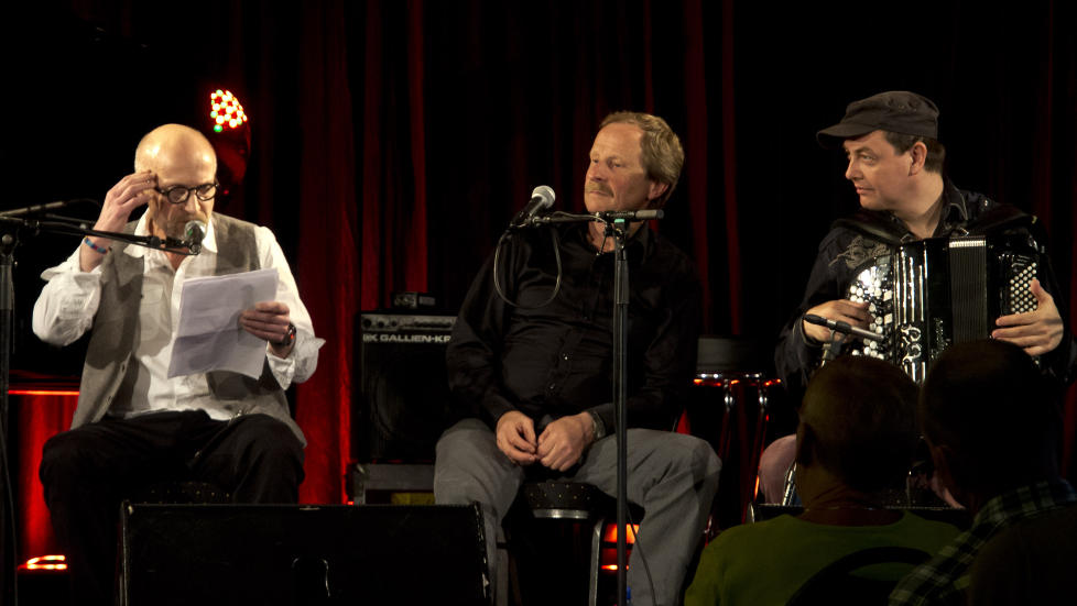 ORD & TONER: Lars Saabye Christensen (tv), Kjartan Fl�gstad og Stian Carstensen tok med maijazzpublikum p� en b�de alvorsfylt og til tider absurdmunter ord- og tonelek i Stavanger onsdag kveld. FOTO: TERJE MOSNES
