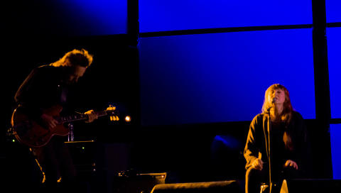 POETISK: Stian Westerhus og Sidsel Endresen i dramatisk lyssetting p� Folken i Stavanger. FOTO: TERJE MOSNES