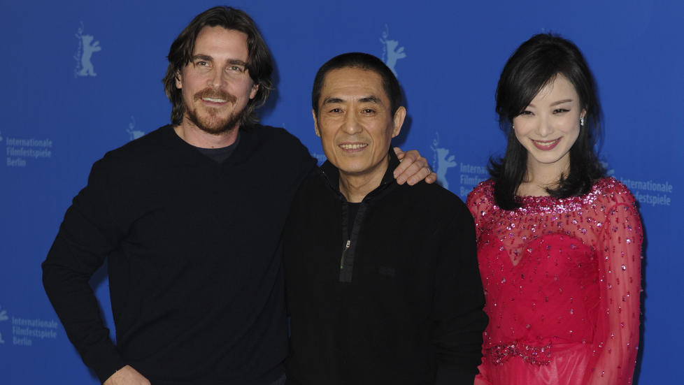 ETTERFORSKES: Zhang Yimou (i midten) etterforskes for mistanker om at han har for mange barn. Her sammen med skuespillerene Christian Bale (t.v.) og Ni Ni (t.h.). Foto: Stella Pictures