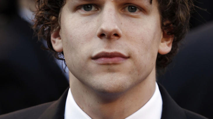 KLAR FOR TRIER:  Jesse Eisenberg ble verdenskjent da han spilte Facebook-gr�nder Mark Zuckerberg i 2010. For innsatsen ble han nominert til en rekke priser, blant annet Golden globe for beste mannlige skuespiller. Foto: (AP Photo/Matt Sayles) / SCANPIX