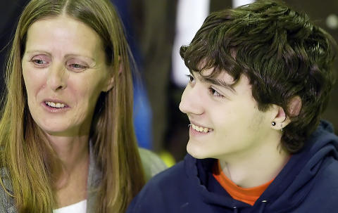 BORTF�RT: Shawn Hornbeck, 15, smiler mens mora snakker med pressen i januar 2007. Hornbeck ble bortf�rt i 2002, da han var 11 �r, mens han syklet i n�rheten av hjemmet deres i Missouri. Han ble funnet da politiet lette etter William Benjamin Ownby. Mannen som hadde kidnappet de to, John Devlin, soner n� tre livstidsdommer. Hornbeck og foreldrene driver i dag en organisasjon som jobber med � redde savnede barn. Foto: Tom Gannam / AP / NTB Scanpix