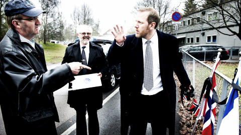  ISRAELSK OG NORSK FLAGG:  Kyrre Alexander Hauge Bjerke (til h�yre) orienterer Dagbladet om symbolbruk under dagens demonstrasjon ved Bredtvet kirke. FOTO: JOHN TERJE PEDERSEN/DAGBLADET.