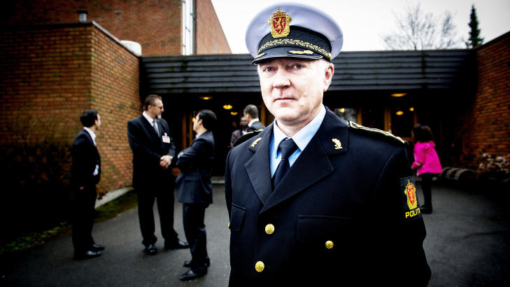  - ALLE KAN YTRE SEG:  Politioverbetjent Arild Kragset jobber forebyggende i religi�se milj�er i Groruddalen, og m�tte opp til katolsk innvielse av Bredtvet kirke. FOTO: JOHN TERJE PEDERSEN/DAGBLADET.