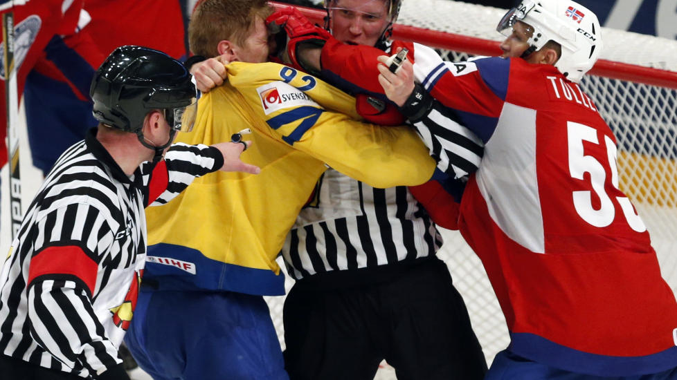 STRAFFES: Ole-Kristian Tollefsen (t.h.) m� st� over kampen mot Hviterussland. Foto: Arnd Wiegmann / Reuters / NTB Scanpix