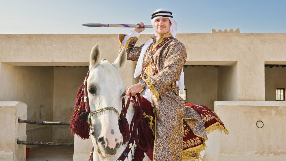 KLAR IGJEN: Andreas Thorkildsen fikk valget mellom kamel og hest, og valgte et bes�k hos verdens ledende oppdretter av araberhester, Al Shaqab, da han bidro til � promotere starten p� �rest friidrettssesong i Doha. Foto: IAAF