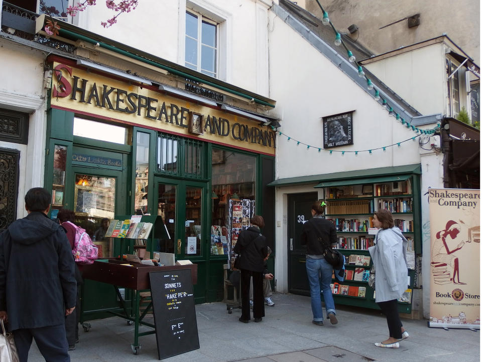 BOKLYST: Shakespeare and Company i Paris klarer det norsk bokbransje ikke klarer, med eller uten boklov: � tenne leselysten og trangen til � komme n�r b�kenes innhold.
FOTO: TERJE MOSNES