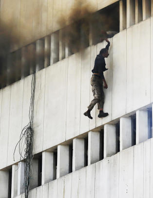 Flyktet fra flammene ved � hoppe ut fra sjuende etasje