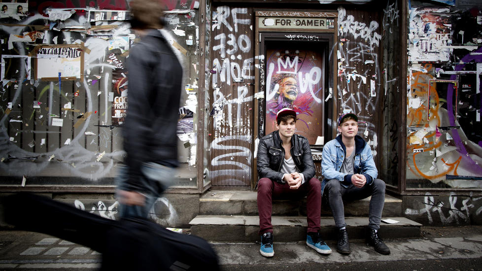 OVERFALT: Ole Martin Sandberg (27) og Jens Bratberg (22) satt i denne trappa foran den nedlagte klesbutikken Hall�n da de ble angrepet av en gjeng natt til i g�r. Episoden skjedde midt i Oslos travleste utelivsstr�k, i Thorvald Meyers Gate p� Gr�nerl�kka i Oslo. Foto: Tomm W. Christiansen / Dagbladet