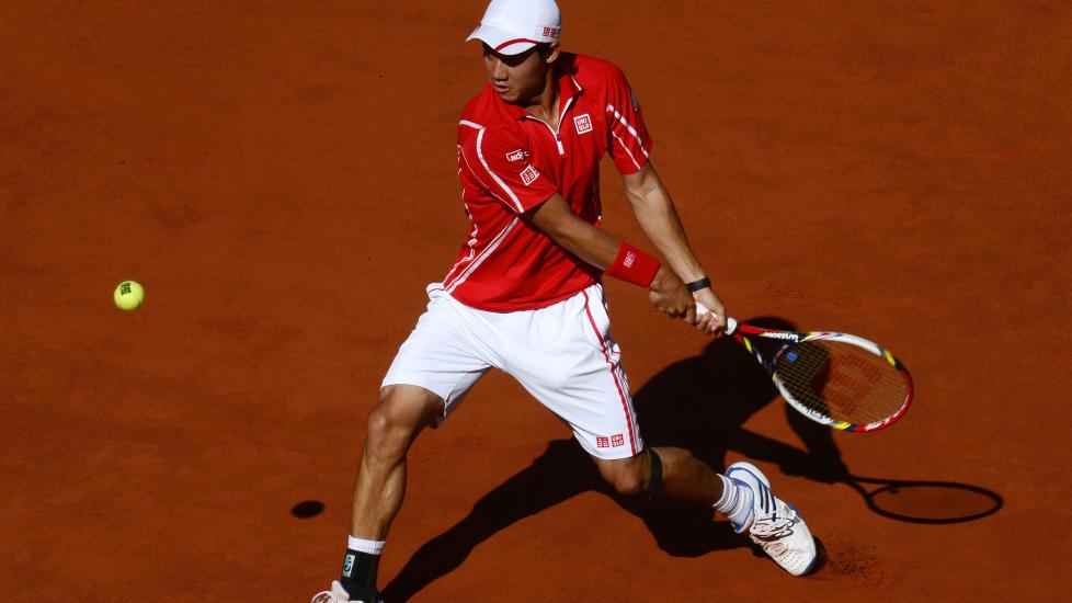 OVERRASKET VERDENSSTJERNEN: Kei Nishikori sendte Roger Federer p� hodet ut av Madrid Masters . Foto: AFP PHOTO / JAVIER SORIANO / NTB scanpix