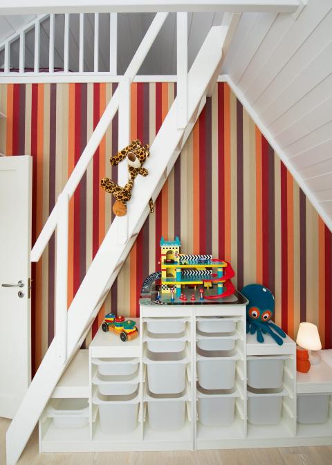 ET ROM � VOKSE I:  Sambatrappen heter Amsterdam,og ble kj�pt komplett med h�nd-lister og tolv trinn. Trappen ble levert i ubehandlet gran, men ble malt hvit og kappet til riktig lengde straks den kom i hus. Under trappen er det plass for oppbevaring av leker. FOTO: Espen Gr�nli