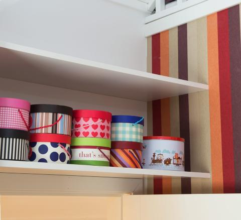 RYDDIG: For � holde rommet ryddig, er det viktig med nok oppbevaringsplass. Her er hylleplater montert over d�ren. Tekstiltapetet er Khroma Check in i Tasar Red Cin101  FOTO: Espen Gr�nli