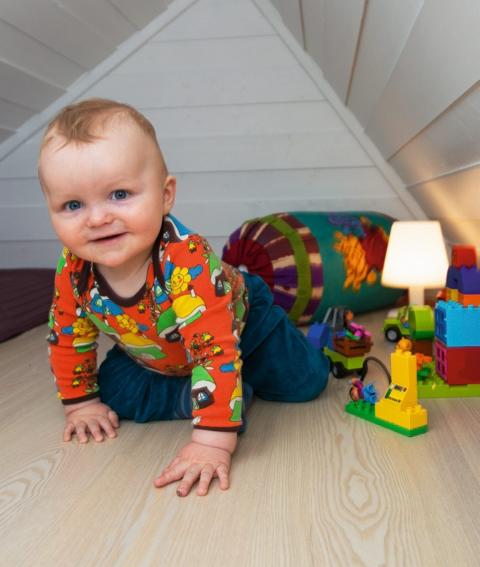 SIKKER VINNER: Det lagt parkett i samme sort som p� gulvet nede, ask markant trestav i hvitmattlakket, kr 389 pr. kvm hos Gulvspesialisten. N�r lille Alvin blir st�rre kan han sove p� madrassen til venstre her oppe. Lampen heter Fatboy Edison The Petit Hvit, kr 554, royaldesign.no. FOTO: Espen Gr�nli