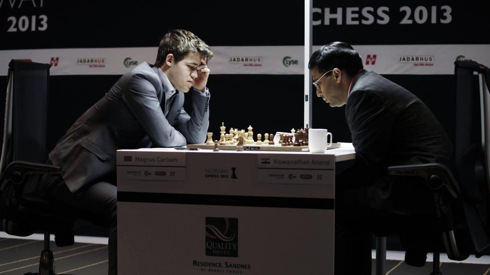 INTENST: Magnus Carlsen og verdensmester Anand kjempet seg fram til remis ved sjakkbrettet i Sandnes torsdag. Foto: Anders Vinje