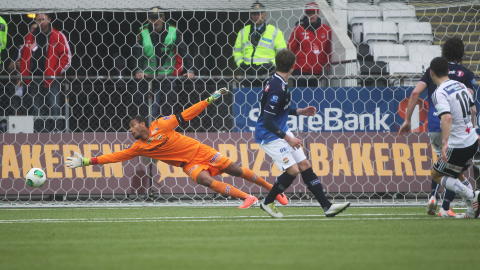  M�LET:  Larsen Kwarasey m� forgjeves strekke seg etter ballen. 
Foto: Trond Reidar Teigen / NTB scanpix