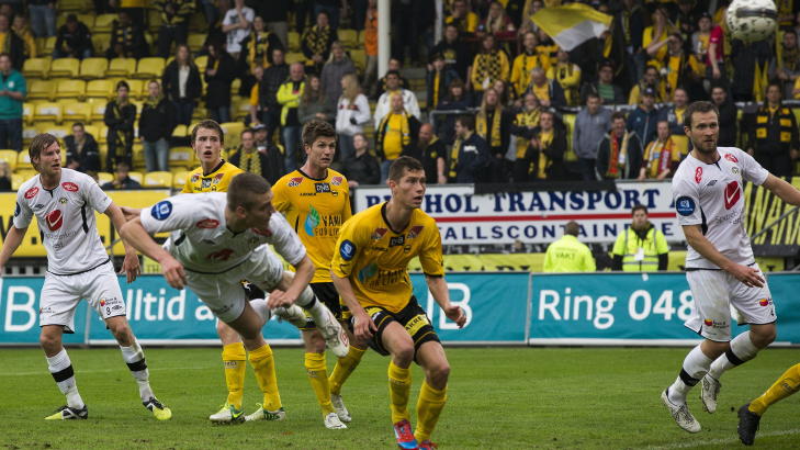  POENGDELING:  Gustav Valsvik header inn Sogndals andre scoring for kvelden. Lillestr�m reddet ett poeng p� straffescoring av Vaagan Moen. Foto: Berit Roald / NTB scanpix