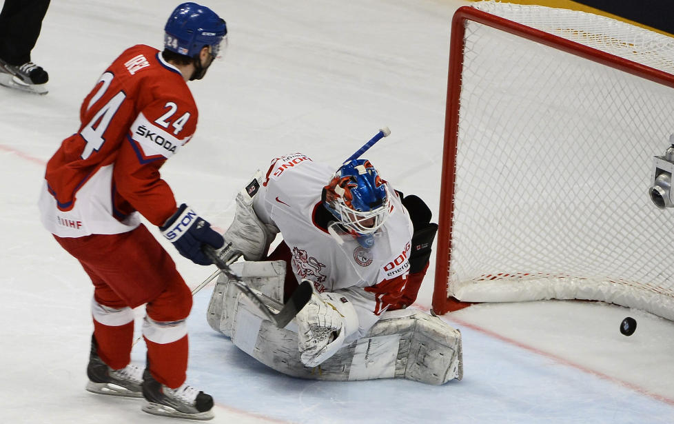  VINNERM�LET:  Her lurer Zbynek Irgl pucken forbi Danmarks keeper Simon Nielsen. Foto: AP/Scanpix Sweden/Claudio Bresciani NTB Scanpix