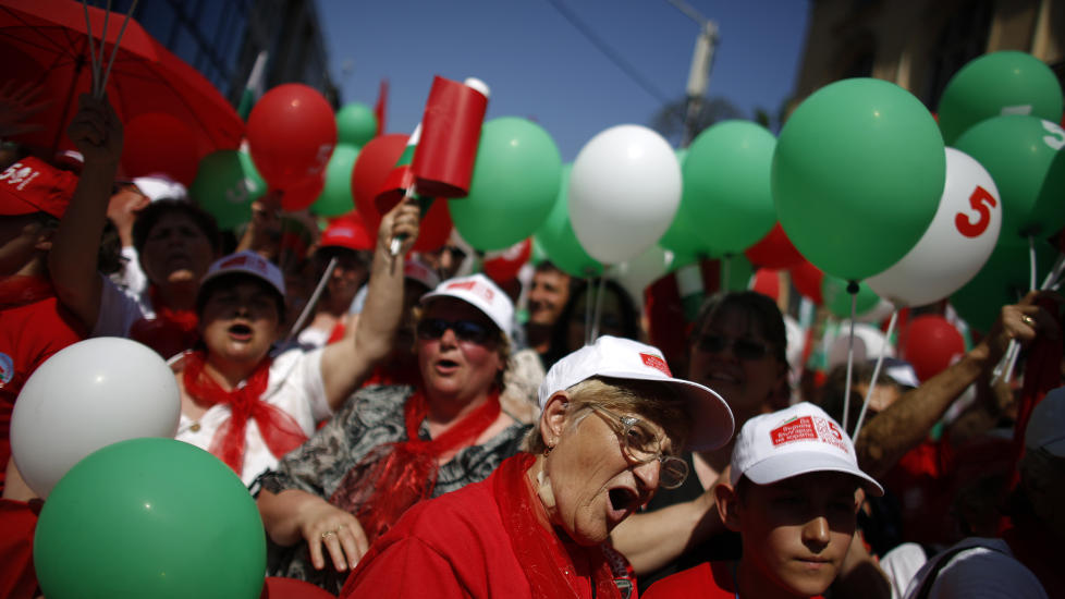 Tilhengere av det bulgarske sosialistpartiet feirer 1. mai. S�ndag g�r bulgarerne til valgurnene etter at omfattende uro og demonstrasjoner fikk regjeringen til � trekke seg i februar. Foto: Stojan Nenov / Reuters / NTB scanpix